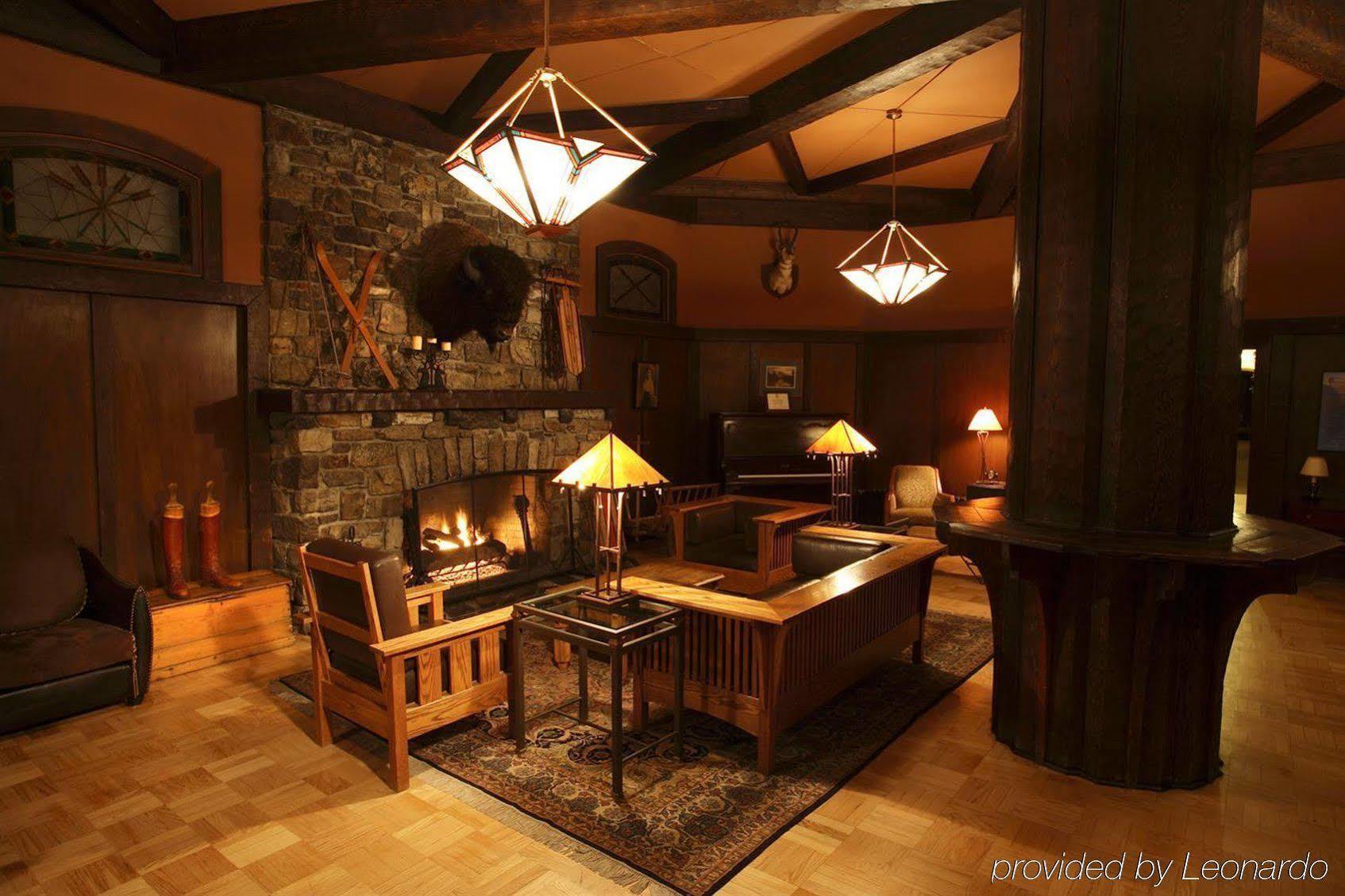 Deer Lodge Лейк Луис Екстериор снимка