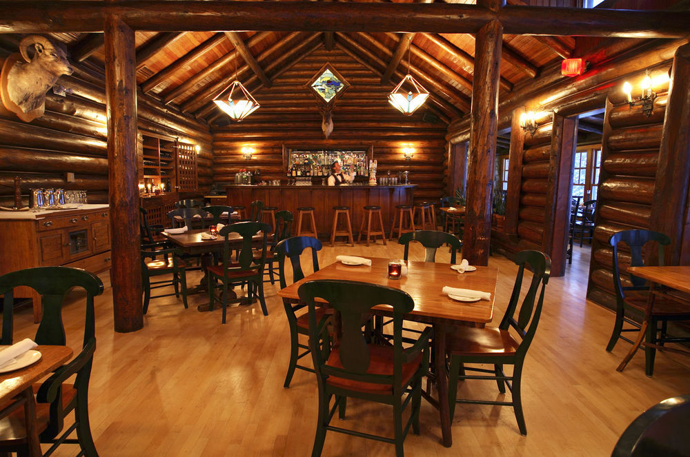 Deer Lodge Лейк Луис Ресторант снимка